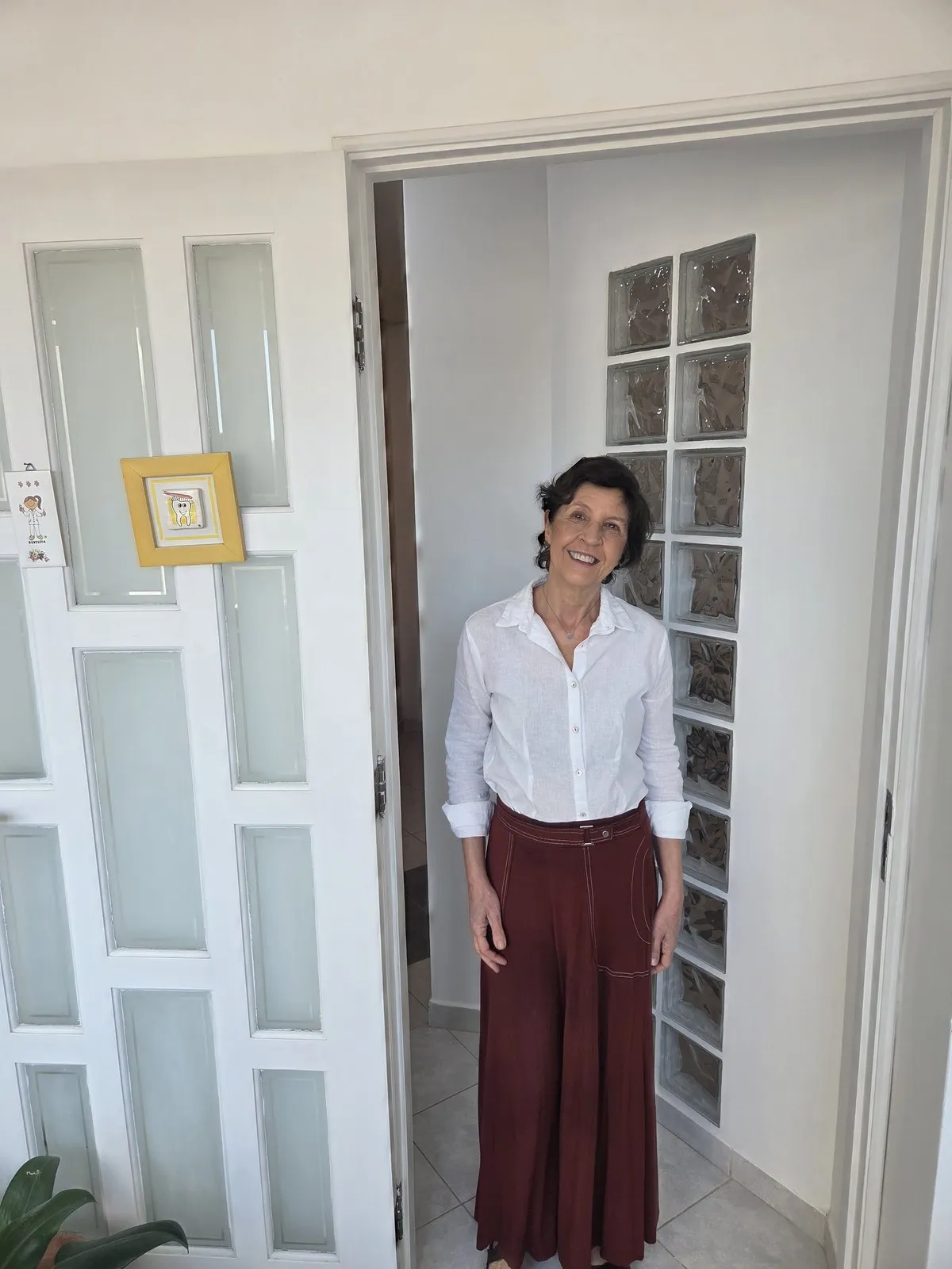 Entrada do consultório, com a porta aberta para a sala de atendimento.