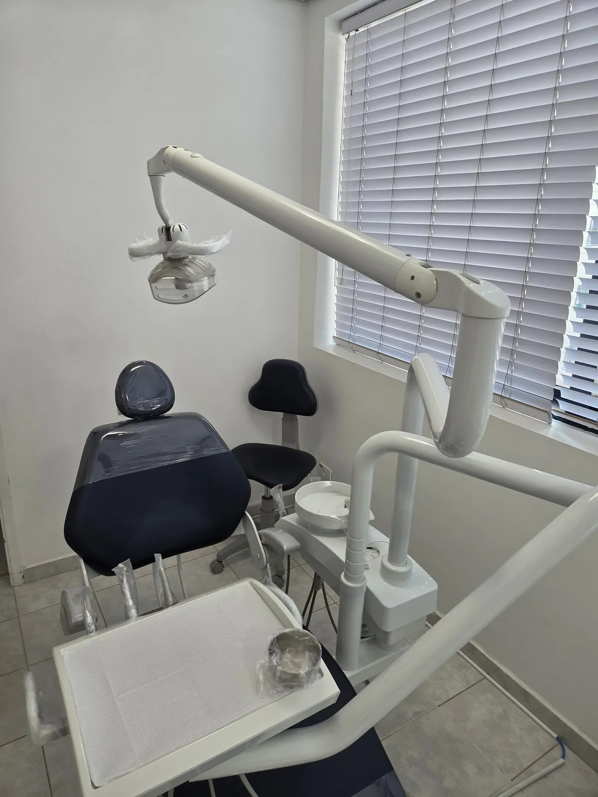 Sala de atendimento vista da porta, com luz natural pela janela.